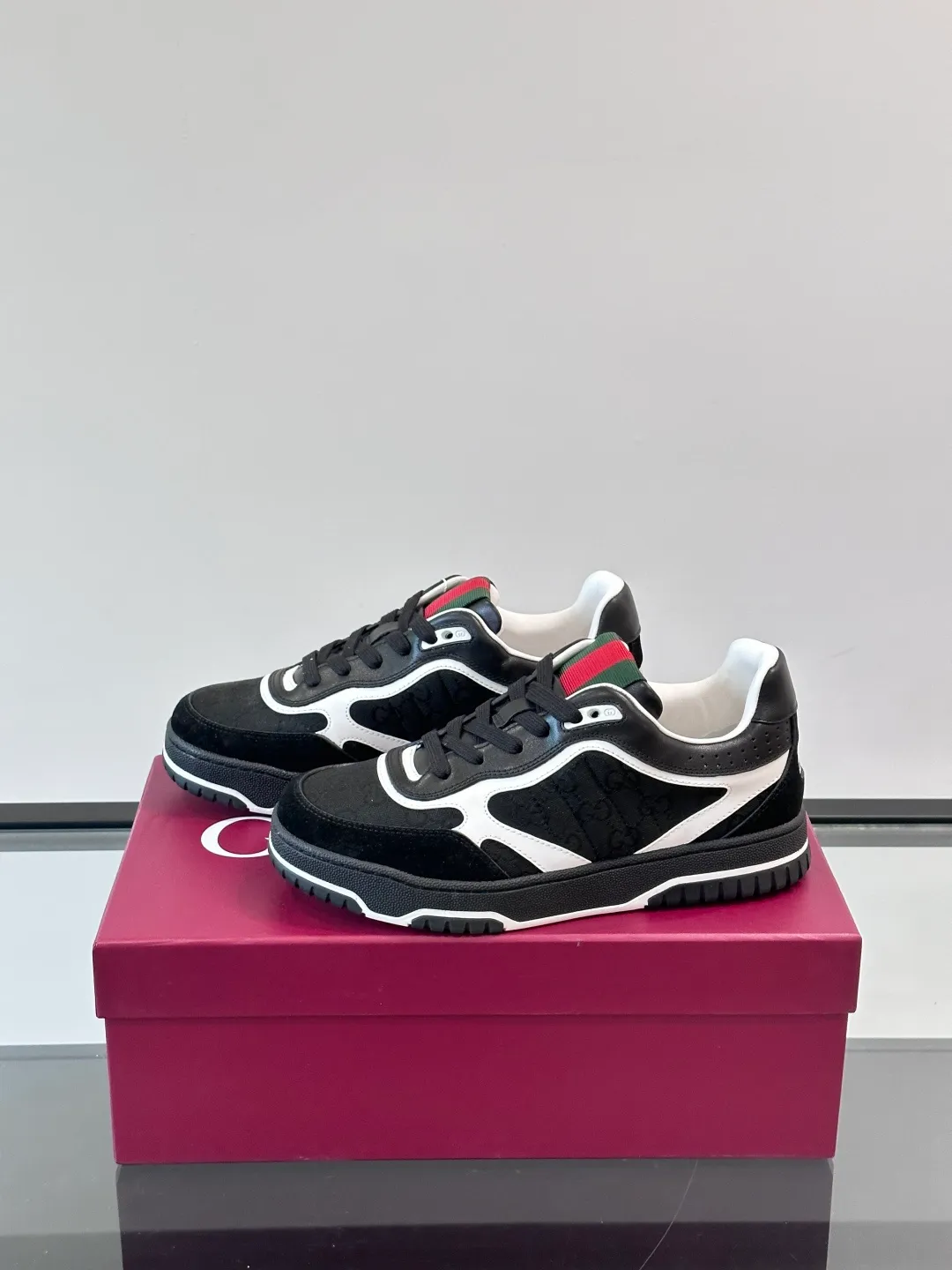Men's Men's Shoes 💰480 [New Style] 🦨🦨Gucci 𝐆𝐮𝐜𝐜𝐢 𝐑𝐞-𝐖𝐞𝐛 As a sneaker created by Sabato De Sarno for Gucci, the Re-Web series reinterprets the brand's classic stripes, with bold and unique details to set off a modern silhouette design. These shoes are crafted from white leather. This new sneaker is ingeniously decorated with many of the brand's classic details, and is equipped with a bright red and green webbing tongue, which will make people fall in love at first sight. White leather has been specially treated to be soft and shiny, with an embossed grained texture. Script Gucci logo and Interlocking G web label with Interlocking G and script Gucci logo. Rubber outsole with Interlocking G detail eyelets. Web tongue. Size: Female 35-40 (Female 41, 42 customized). Male 38-44 (45, 46 customized)